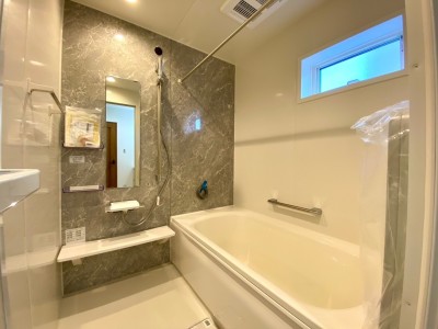 ハウステック バスルーム「ルクレ」(施工例)
お掃除簡単なフェイスクリン浴槽♪雨の日も安心の暖房換気乾燥機はもちろん標準装備!高断熱浴槽でお湯の温度をしっかりキープ。冷めにくくエコにも繋がりますね♪ ハウステック バスルーム「ルクレ」(施工例)
お掃除簡単なフェイスクリン浴槽♪雨の日も安心の暖房換気乾燥機はもちろん標準装備!高断熱浴槽でお湯の温度をしっかりキープ。冷めにくくエコにも繋がりますね♪