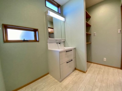 ゆとりあるスペースの洗面脱衣室(施工例)
3帖以上の広さで作業もラクラク・渋滞知らずの洗面脱衣室に。 ゆとりあるスペースの洗面脱衣室(施工例)
3帖以上の広さで作業もラクラク・渋滞知らずの洗面脱衣室に。