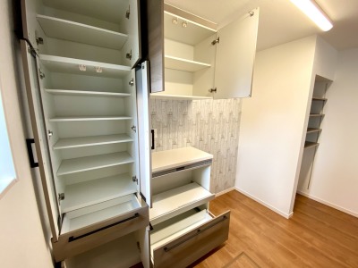 家電収納庫付きカップボード(施工例)
家電収納庫には蒸気排出ユニットがあり、吊戸棚は扉開放防止部品付き。安心も傍に寄り添うデザインです。 家電収納庫付きカップボード(施工例)
家電収納庫には蒸気排出ユニットがあり、吊戸棚は扉開放防止部品付き。安心も傍に寄り添うデザインです。