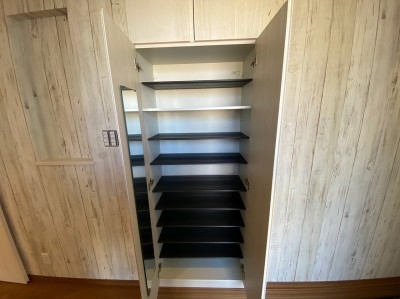 シューズボックスを標準装備(施工例)
家族分の靴を収納できる大容量ボックス。 シューズボックスを標準装備(施工例)
家族分の靴を収納できる大容量ボックス。