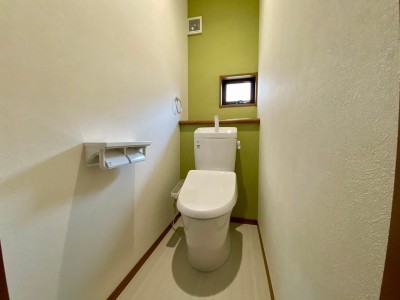 リクシル INAX「ベーシア便器」(施工例)
1・2階ともにウォシュレット付!フチレス構造でお手入れも簡単な節水トイレです。 リクシル INAX「ベーシア便器」(施工例)
1・2階ともにウォシュレット付!フチレス構造でお手入れも簡単な節水トイレです。