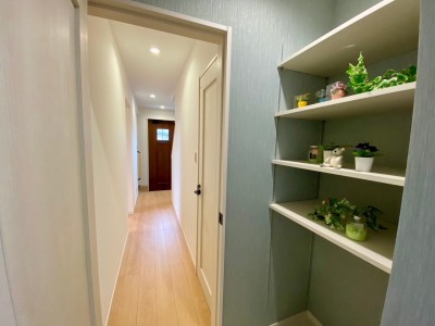 洗面脱衣所にリネン庫標準装備(施工例)
4段の可動棚なので、タオルや寝間着などを家族ごとに分けてお風呂の近くに置いておけます♪ 洗面脱衣所にリネン庫標準装備(施工例)
4段の可動棚なので、タオルや寝間着などを家族ごとに分けてお風呂の近くに置いておけます♪