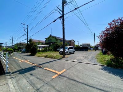前面の位置指定道路の接道先は車通りの少ない公道。 前面の位置指定道路の接道先は車通りの少ない公道。