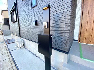 玄関のポストユニット&テレビモニターインターホン(施工例)
シンプルかつスタイリッシュなデザイン。 玄関のポストユニット&テレビモニターインターホン(施工例)
シンプルかつスタイリッシュなデザイン。
