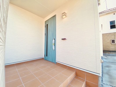 玄関は断熱ドア(施工例)
家の中の快適な空気を外へ逃がさず、一年中心地よい住まいに。 玄関は断熱ドア(施工例)
家の中の快適な空気を外へ逃がさず、一年中心地よい住まいに。