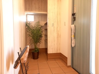 玄関には外でつかったものをそのまま収納できる土間収納(施工例) 玄関には外でつかったものをそのまま収納できる土間収納(施工例)