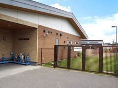 鉄骨造平屋建ての園舎は、住宅に囲まれた環境の中にあり、少し足を伸ばすと雑木林や田畑の自然があります。 鉄骨造平屋建ての園舎は、住宅に囲まれた環境の中にあり、少し足を伸ばすと雑木林や田畑の自然があります。