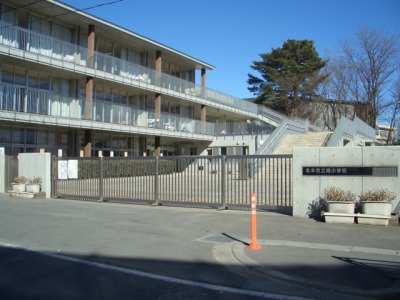 南小学校は、埼玉県の中央部、北本市の緑豊かな雑木林の中にある学校です。 南小学校は、埼玉県の中央部、北本市の緑豊かな雑木林の中にある学校です。