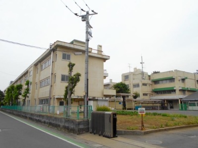 創立40年以上の小学校。校舎も耐震工事をしたり、リニューアルしている部分が多く、中も広くきれいです。 創立40年以上の小学校。校舎も耐震工事をしたり、リニューアルしている部分が多く、中も広くきれいです。