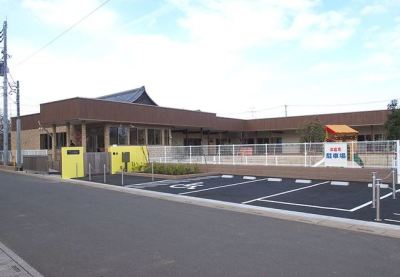 広い園庭と、どこのお部屋も見渡せる平屋建ての園舎から、元気な子どもたちの声が響きます。水遊びや、運動会、 クリスマス会などお子様も楽しめる行事が行われています。 広い園庭と、どこのお部屋も見渡せる平屋建ての園舎から、元気な子どもたちの声が響きます。水遊びや、運動会、 クリスマス会などお子様も楽しめる行事が行われています。
