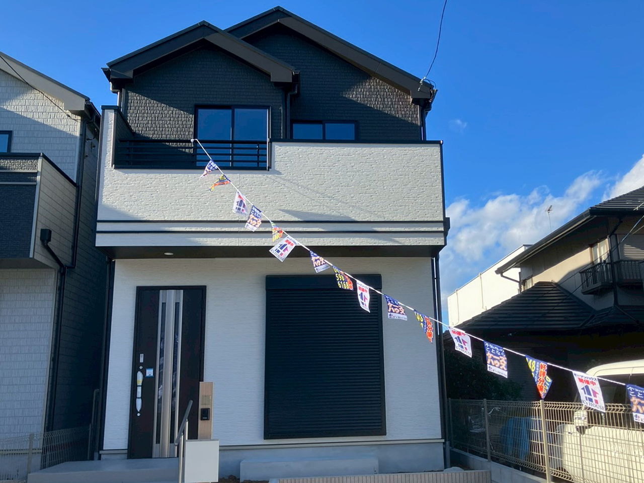 ご案内は三国ホームにおまかせください！
ご見学のご予約はお気軽にお電話【048-789-1000】まで♪
写真右D号棟外観