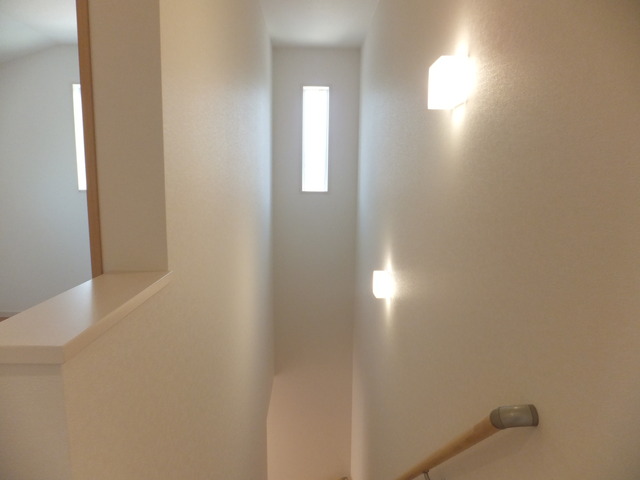 階段スペースのブラケットライト