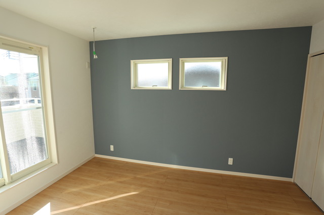 主寝室の1面の壁には、これも三国ホーム人気のアイテム、アクセントクロスは人気のグレーブルー色。