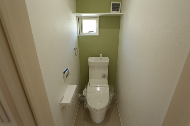 トイレのも清潔感のあるアクセントクロスを採用しました