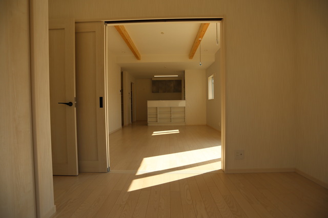 1階洋室の2枚引込戸を開ければ開放感のある空間になりました