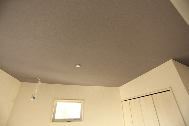 2階洋室の天井にはパープル色のアクセントクロス