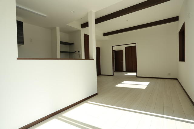 白の床材とダーク色の天井梁や建具がアクセント！！